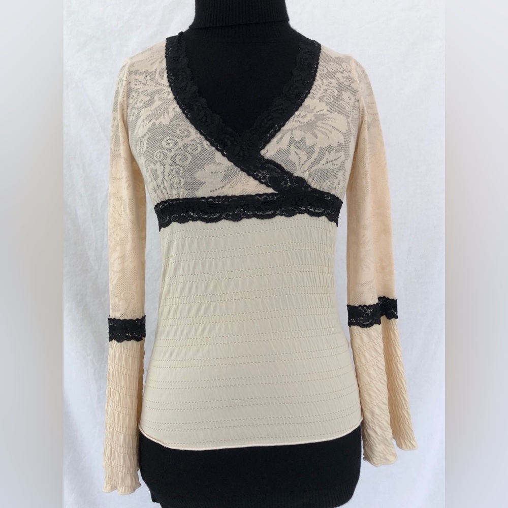 Fresh Wear Cream & Black V-Neck Top Sz Small/Medium